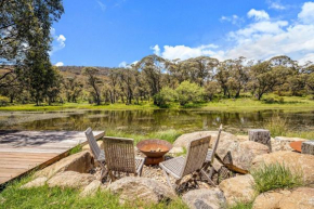 Stillwater Chalet B - Amazing Lakefront 2BR Chalet l BBQ l Gym l Tennis l Indoor Pool, Crackenback